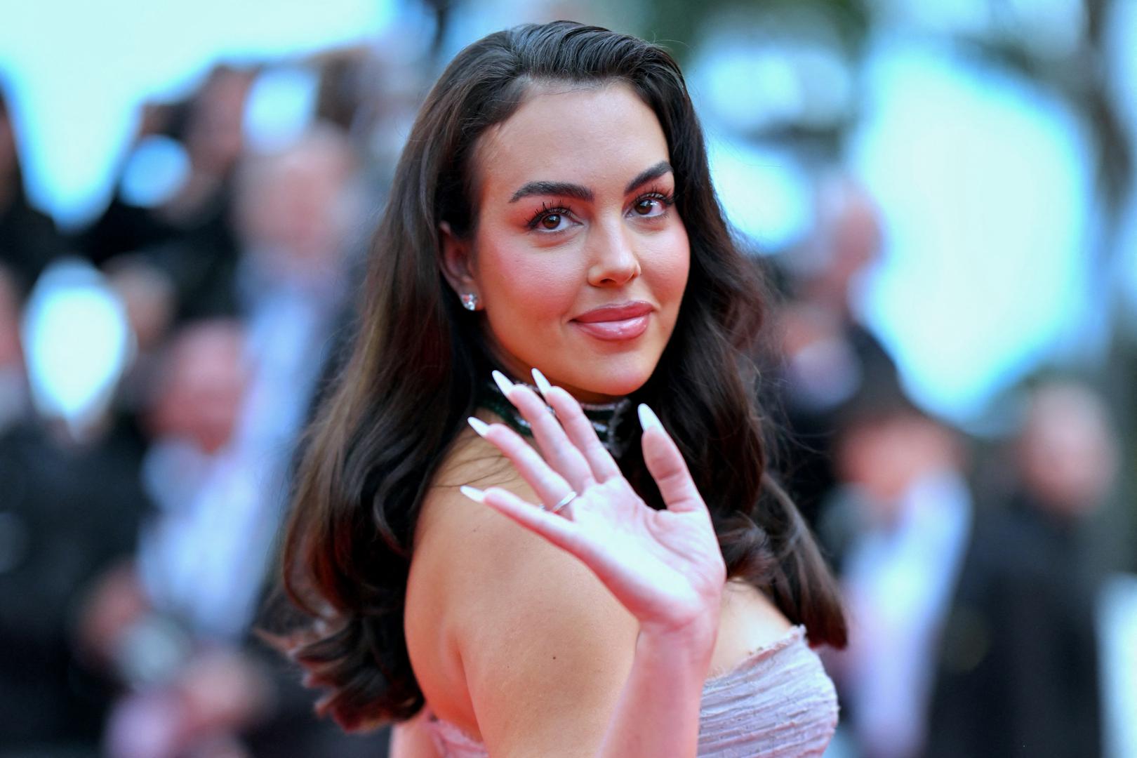 Georgina Rodriguez, zaručnica nogometne legende Cristiana Ronalda, prošetala je crvenim tepihom na premijeri filma "Fjord" na Filmskom festivalu u Cannesu.
