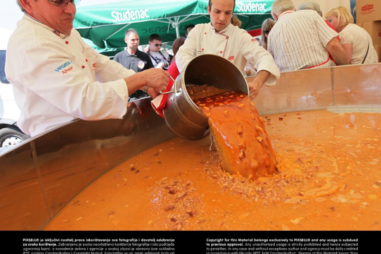 '01.05.2012., Koprivnica - Podjela graha u povodom Medjunarodnog praznika rada.  Photo: Marijan Susenj/PIXSELL'