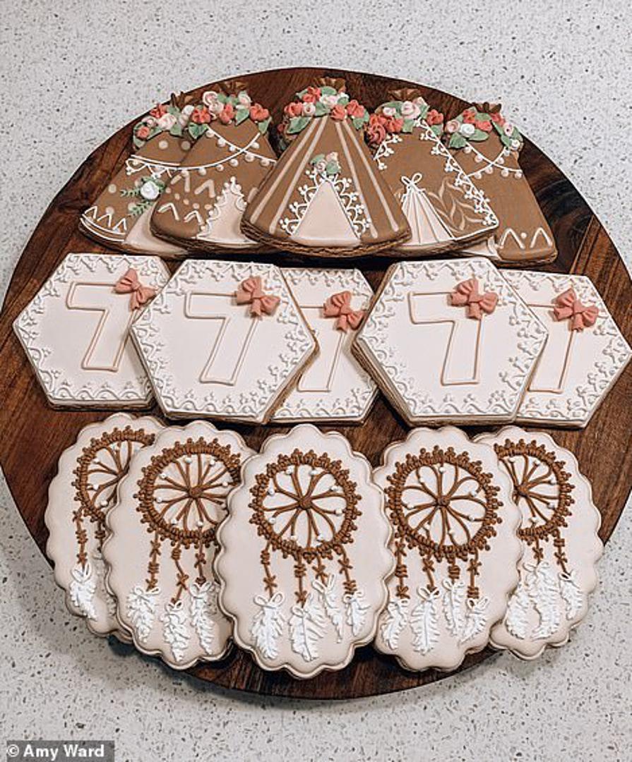 Uz tortu, gosti su još mogli uživati u raznim kolačićima koji su imali motive Coachelle i Taleahinog sedmog rođendana.