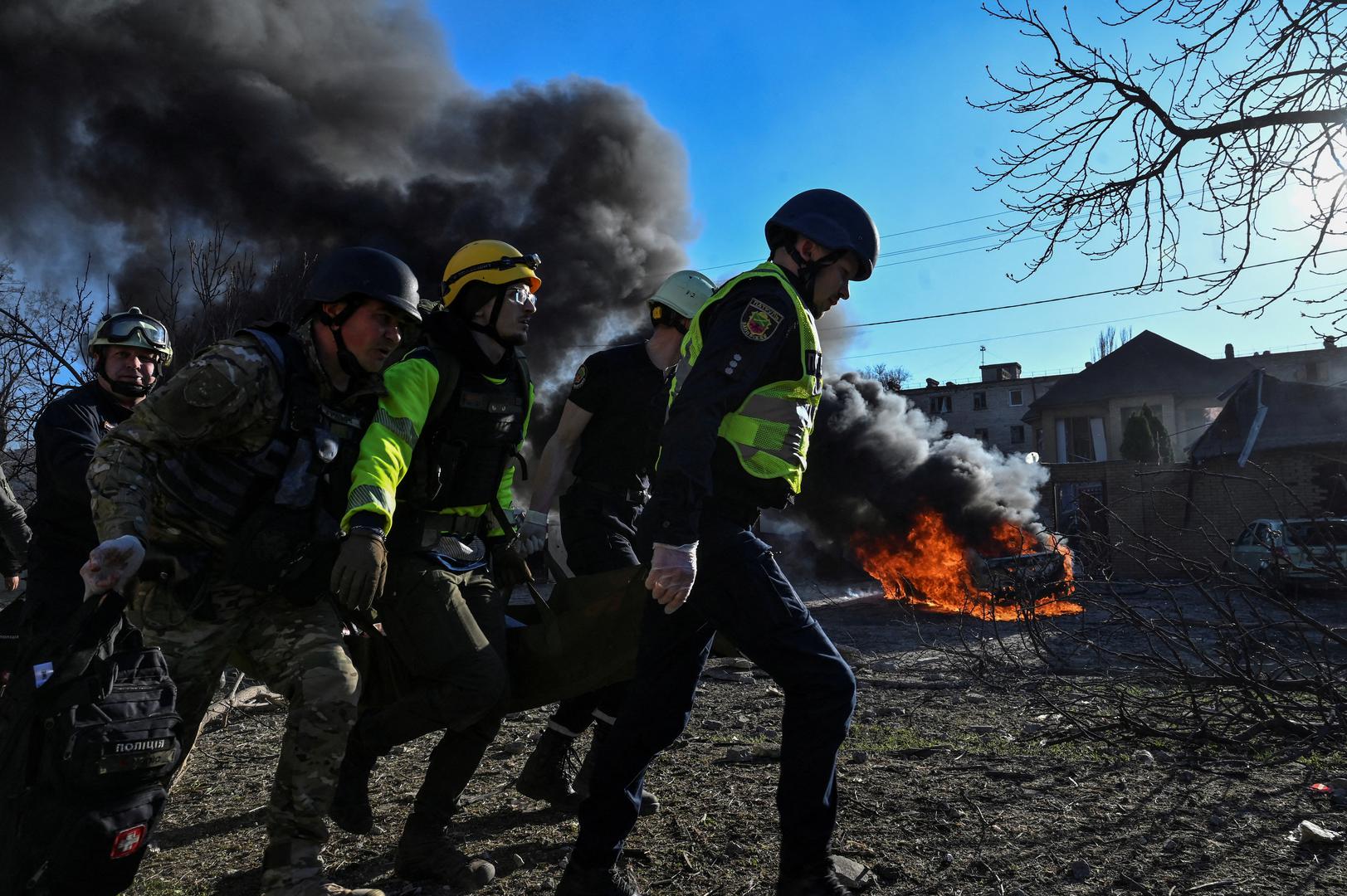 Emergency workers carry an injured woman at a site of a Russian missile strike, amid Russia's attack on Ukraine, in Zaporizhzhia, Ukraine April 5, 2024. REUTERS/Stringer     TPX IMAGES OF THE DAY Photo: Stringer/REUTERS