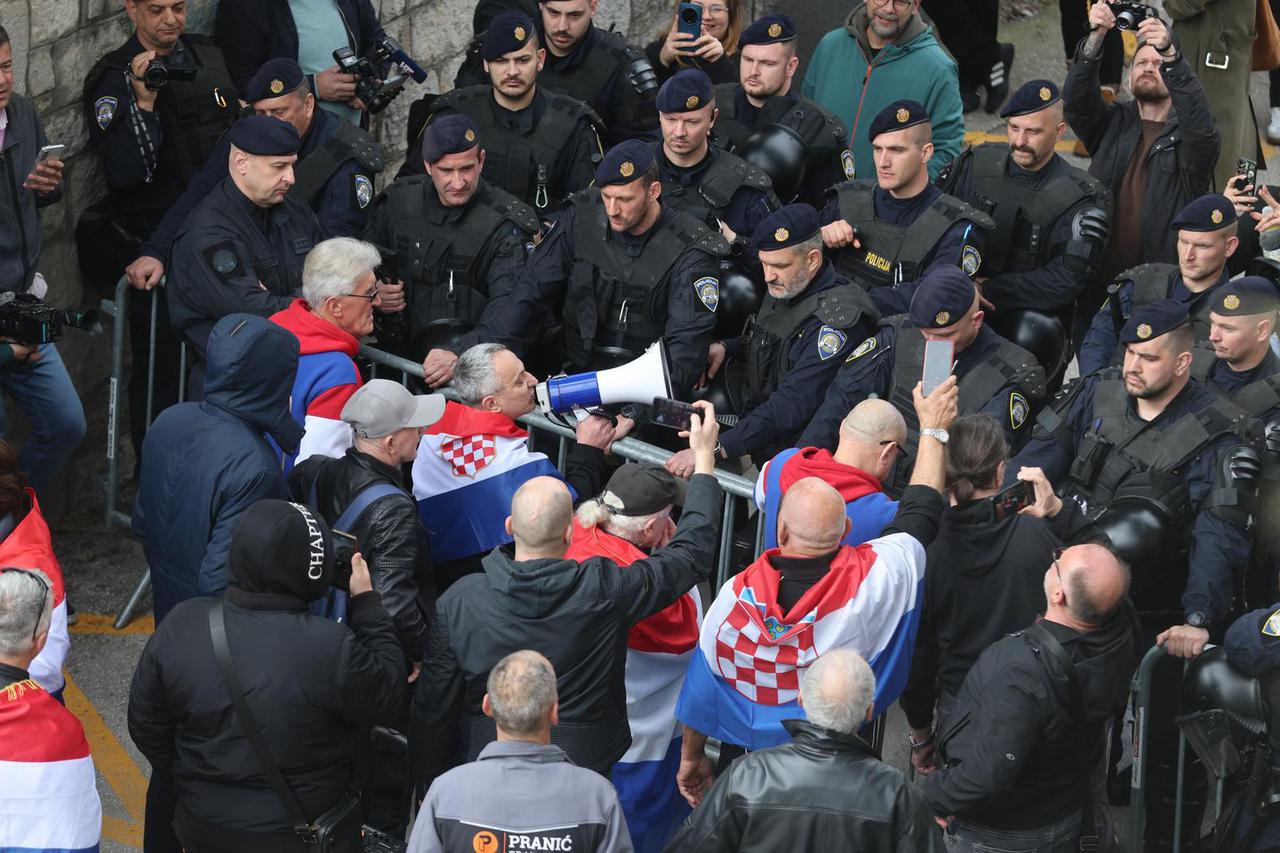 Split: Autohtona-Hrvatska stranka prava  pokušala je prosvjedovat isped stana Borisa Dežulovća 