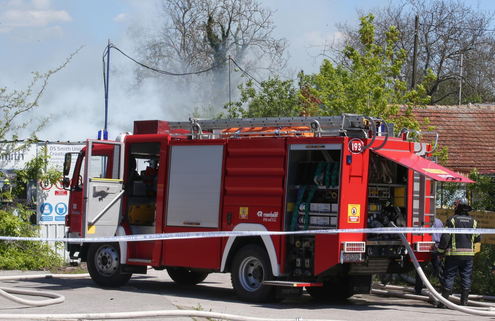 04.05.2021., Zagreb - Pozar u reciklaznom dvoristu na adresi Sarajevska cesta je lokaliziran, a u tijeku je raskapanje i dogasivanje. vatra je zahvatila cetiri kontejnera s plastikom i papirom, a na teren je izisla Javna vatrogasna postrojba s 21 vatrogascem i sest vatrogasnih vozila, uz Dobrovoljna vatrogasna drustva Botinec, Hrasce i Sveta Klara. Uzrok pozara bit ce poznat nakon policijskog ocevida.Photo: Matija Habljak/PIXSELL
