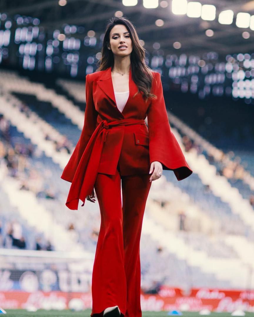 Dok Ricci upija poput spužve znanje od hrvatskog maestra, Eleonora svojim profesionalizmom i pojavom osvaja gledatelje diljem Italije.