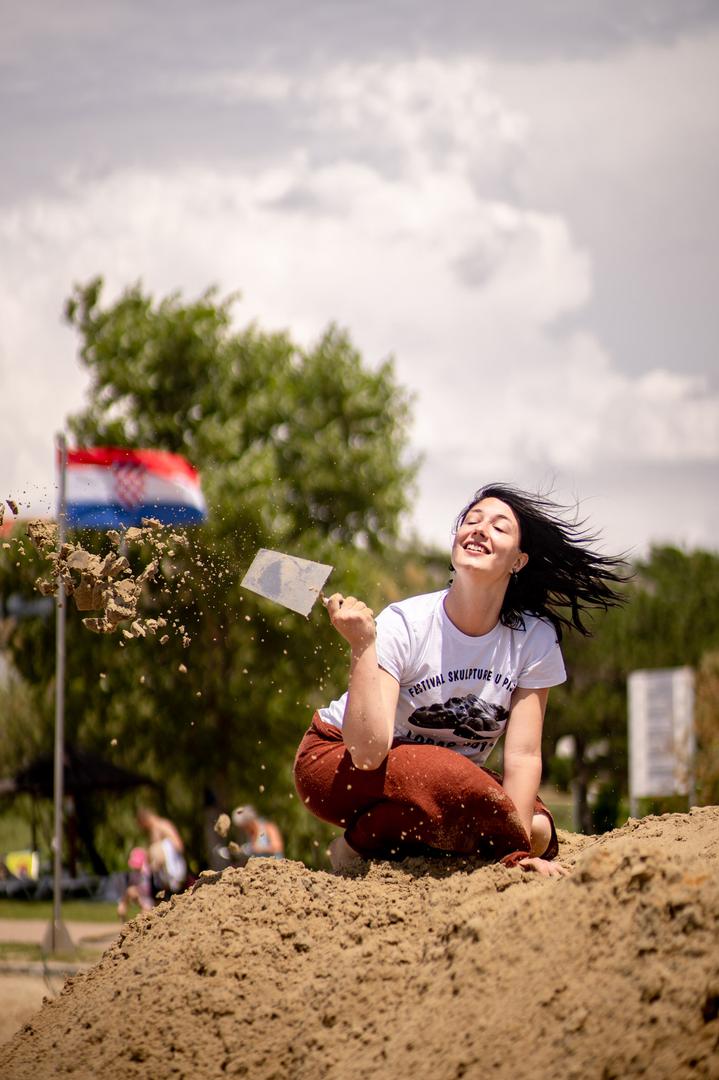 Osim natjecanja u izradi skulptura, održava se i natjecanje u fotografiji na temu pijeska. Sudjeluju akademski kipari i studenti Akademije likovnih umjetnosti iz Zagreba.