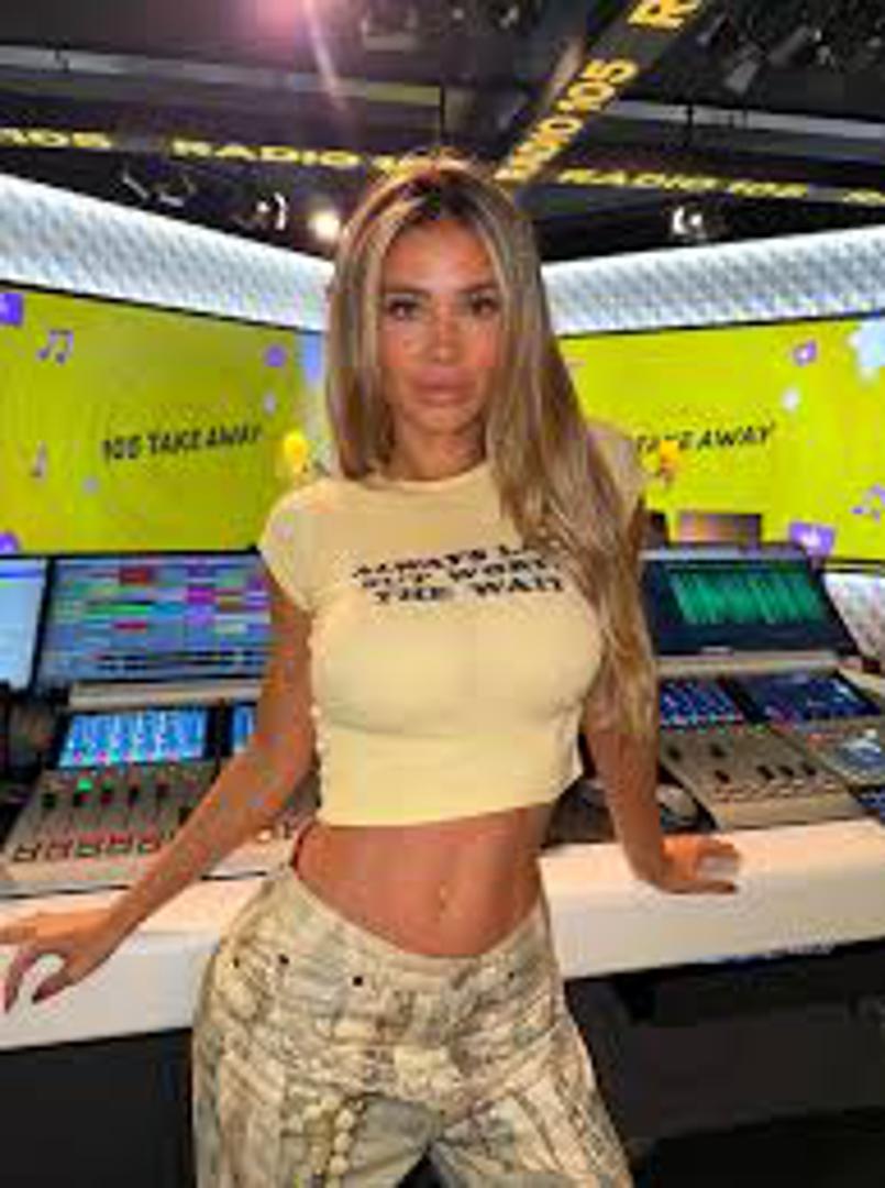 Bosna i Hercegovina i Italija u utorak igraju ključnu utakmicu za plasman na Svjetsko prvenstvo, no dolazak najpoznatije talijanske sportske novinarke izazvao je jednaku, ako ne i veću pažnju. 