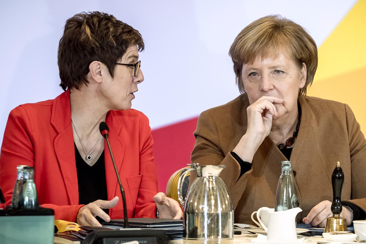 Annegret Kramp-Karrenbauer i Angela Merkel