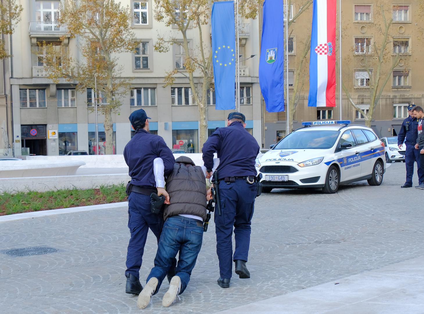 Živi zid ujednom je trenutku pokušao posaditi vlastite magnolije, no policija je brzo došla te ih odvela s mjesta događaja. 