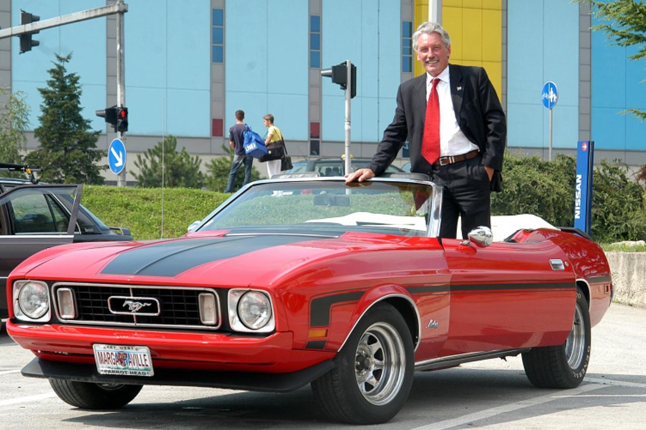 'gradska....zagreb....14.07.2005. boris miksic kupuje oldtimera ford mustanga snimio renato brandjolica'