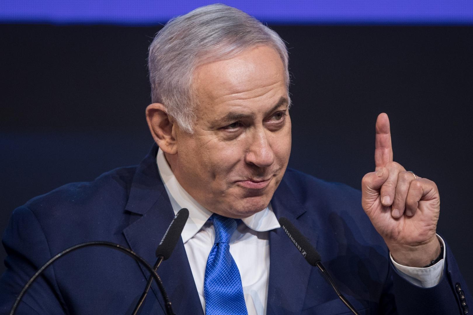 Stranka Likud Benjamina Netanyahua ima isti broj mjesta kao i Plavo i bijelo, ali Netanyahu zna da će lakše sastaviti vlast. Nakon izbora grlio je svoju suprugu Saru