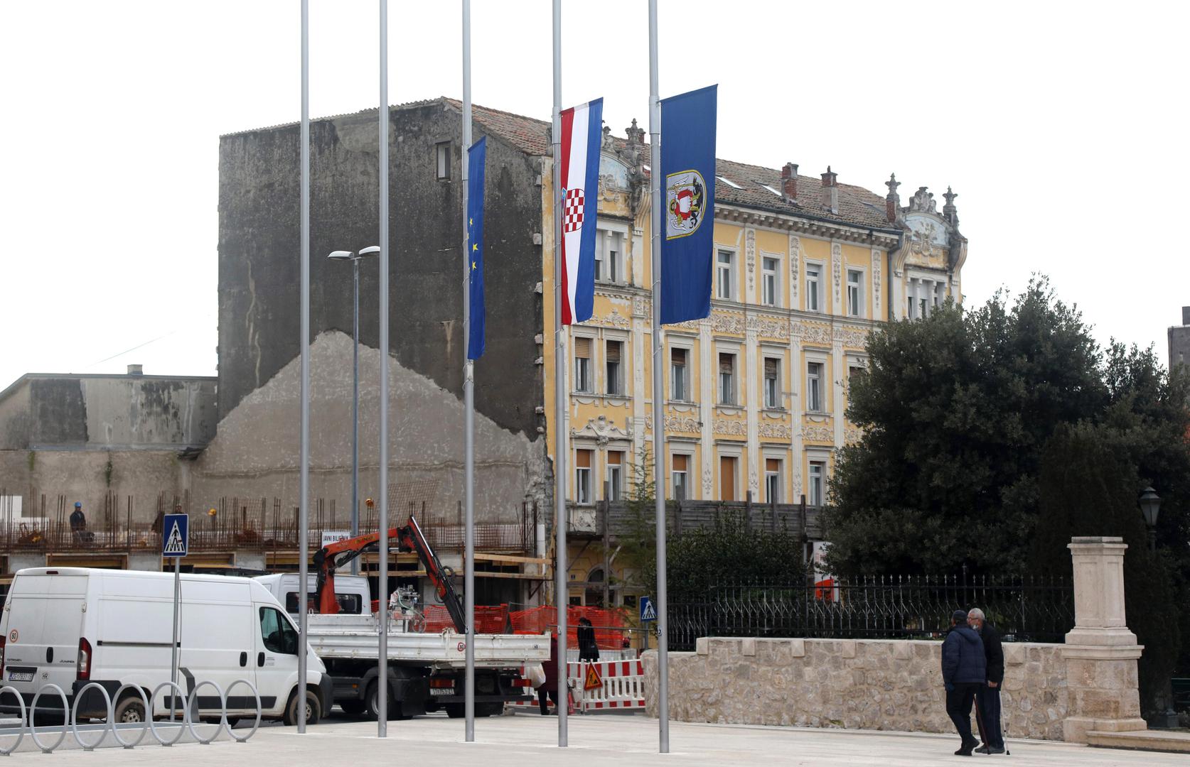 02.02.2021., Sibenik - Povodom cetverostrukog ubojstva i samoubojstva u Sibeniku je proglasen dan zalosti. Zastave su spustene na pola koplja. Photo: Dusko Jaramaz/PIXSELL