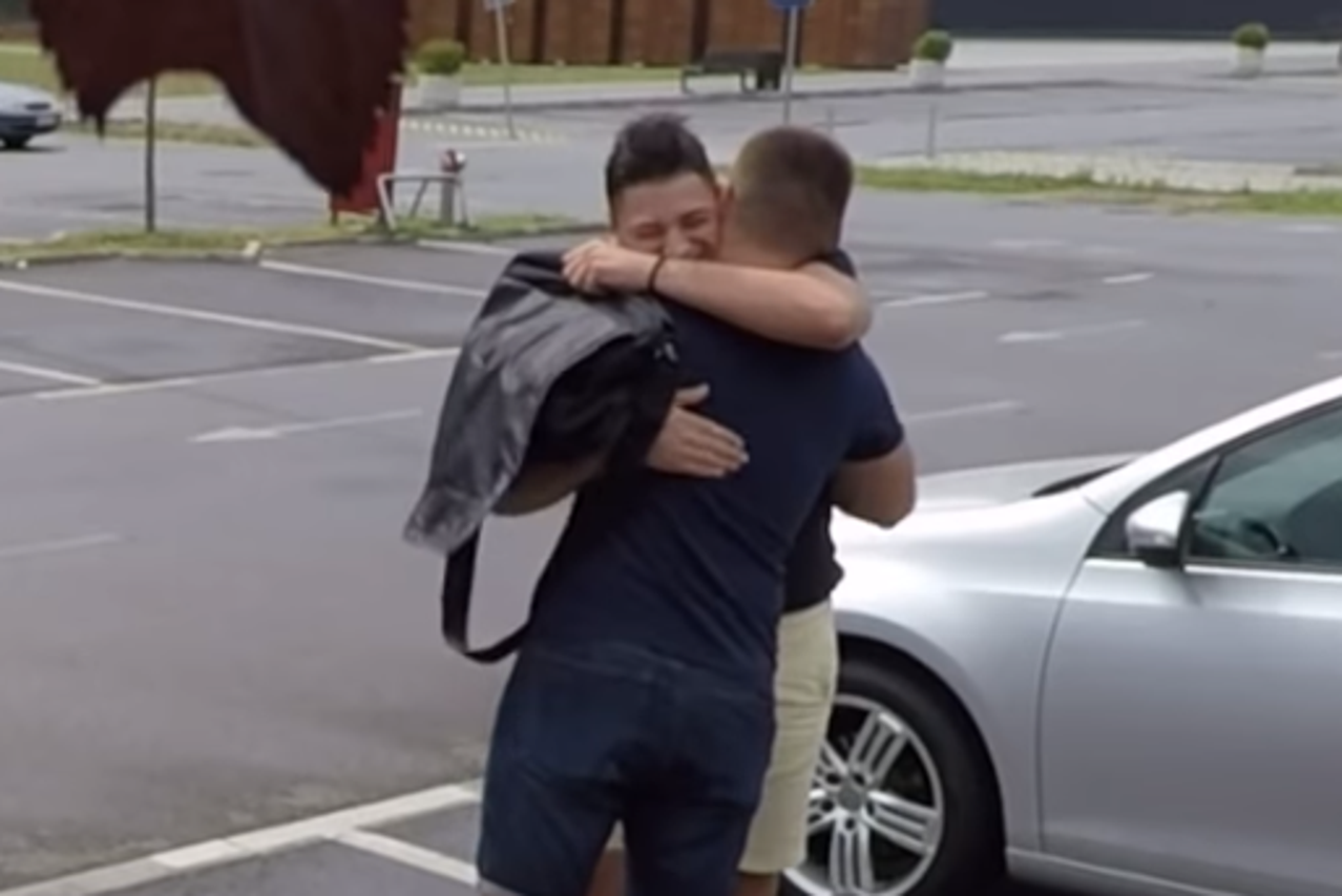 Poklonio mlađem bratu auto