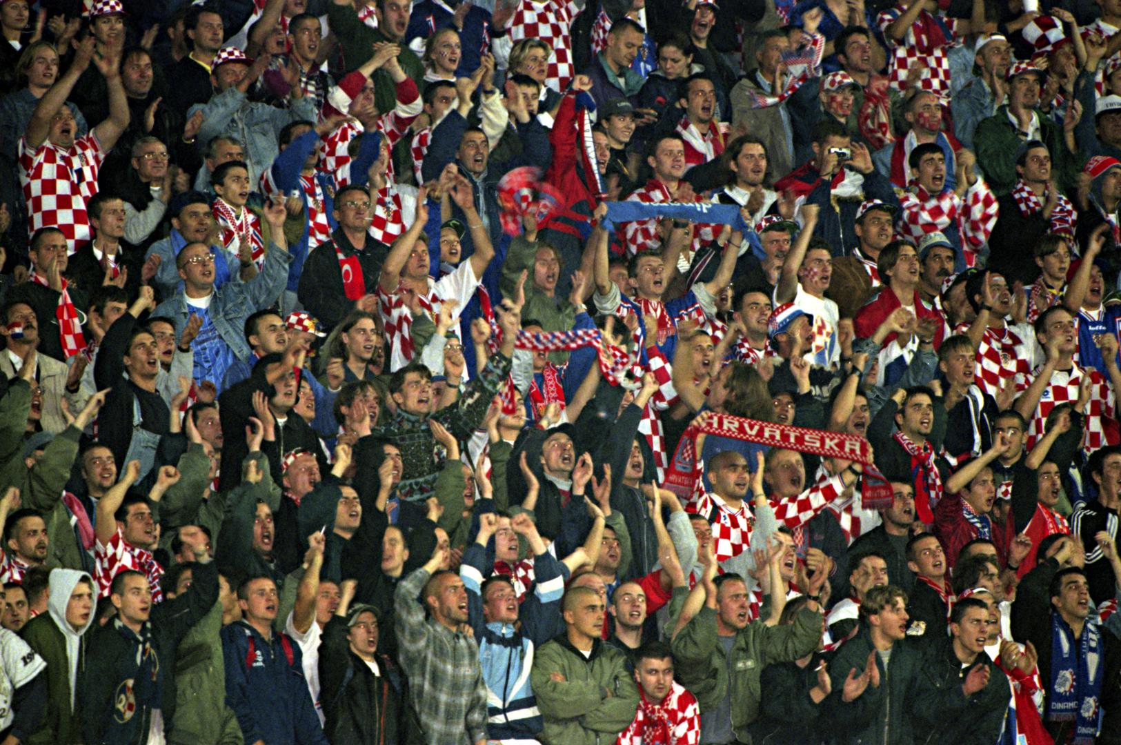 Hrvatski navijači te su večeri u Zagrebu vatrenima pod vodstvom Ćire Blaževića ponudili fantastičnu atmosferu, no Šuker, Bokšić i društvo bez ozlijeđenih Zvone Bobana i Igora Štimca nisu uspjeli doći do pobjede koja bi ih odvela na Euro 2000. godine