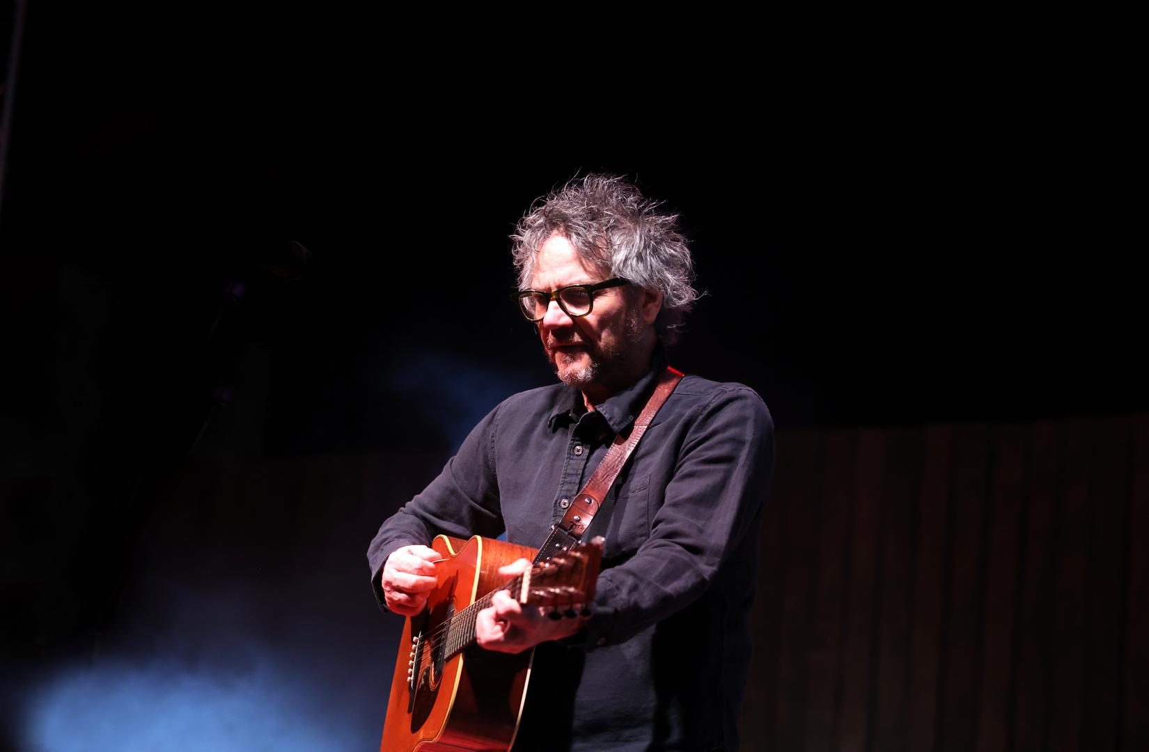 Koncert je otvoren s „Art of Almost“, nakon čega su se redali „Handshake Drugs“, „If I Ever Was a Child“ i „Via Chicago“. Upravo je potonja bila jedan od prvih velikih trenutaka večeri. Wilco su pjesmu izveli s onom kombinacijom melankolije i kontroliranog kaosa koja je obilježila njihov najbolji rad, dok je šibenska tvrđava dodatno pojačala osjećaj intimnosti usred velikog koncerta.