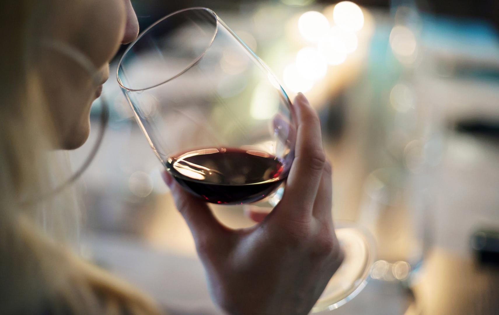 Crno vino: Alkohol širi krvne žile, a mnoge žene ističu da baš crno vino potiče valunge. Ako se želite rashladiti bez odricanja, pokušajte s bijelim vinom ili napravite laganu sangriju razrijeđenu voćem i kockicama leda, što će smanjiti jačinu alkohola i osvježiti organizam.