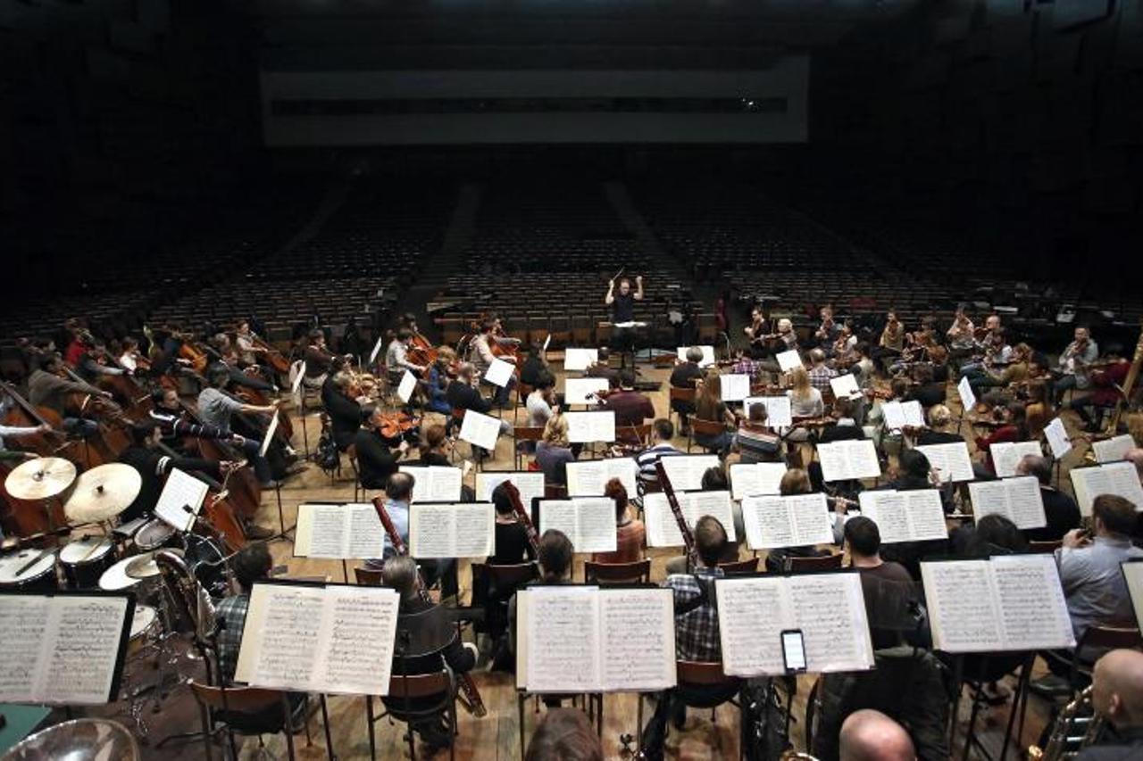 Dirigent David Danzmayr na probi s orkestrom Zagrebačke filharmonije