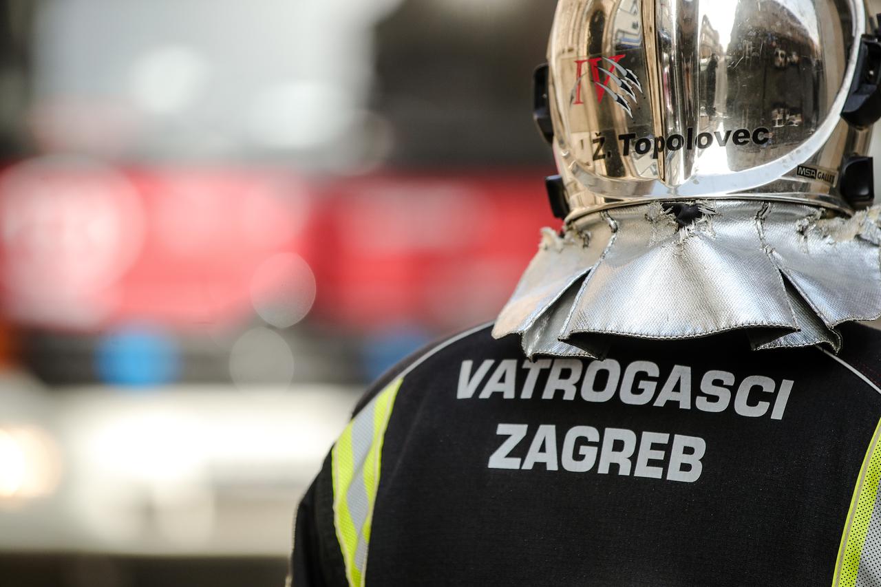 Zagreb: Vatrogasci saniraju pročelje zgrade na uglu Preradovićeve i Berislavićeve