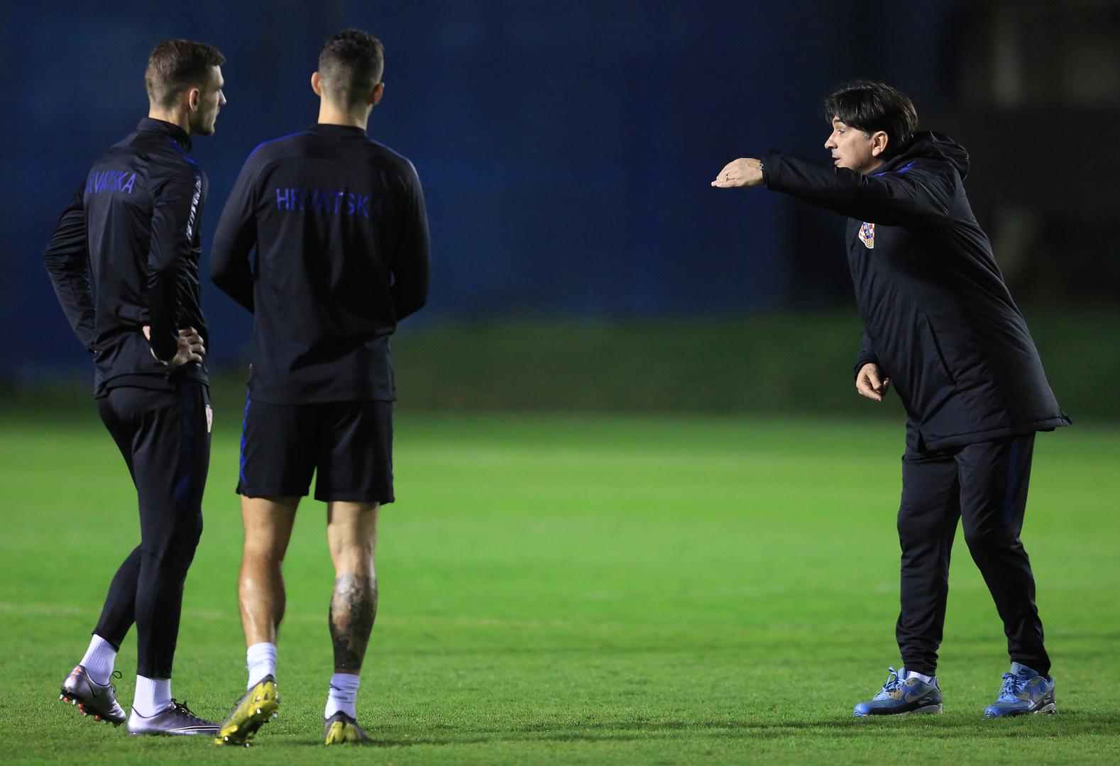 ...njima nasuprot, izbornik Zlatko Dalić je djelovao izuzetno ozbiljan.