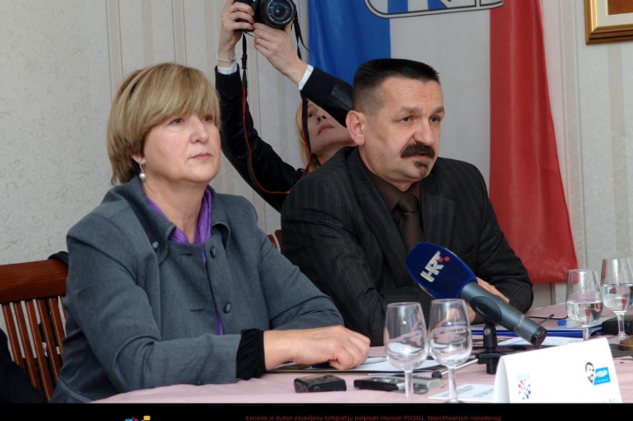 '22.01.2012.,Pozega - Ruza Tomasic i Pero Coric na konferenciji HSP-a Dr. Ante Starcevic nakojoj su govorili o referendumu i jacanju stranke, te ujedinjenju pravaskih stranaka. Photo:Dusko Mirkovic/PI