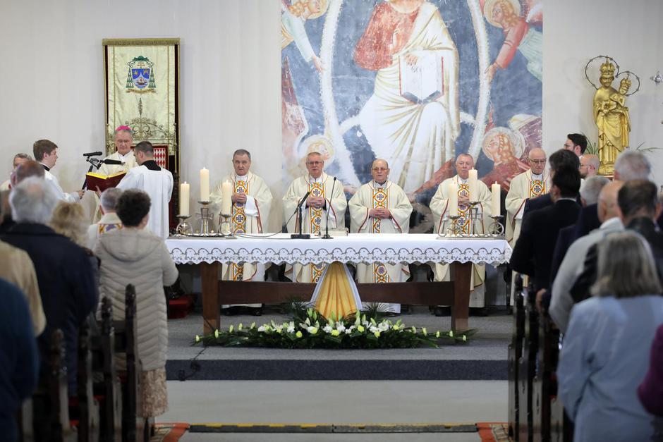 Zagreb: Uskrsna sveta misa, koju  predvodi zagrebački nadbiskup mons. Dražen Kutleša 