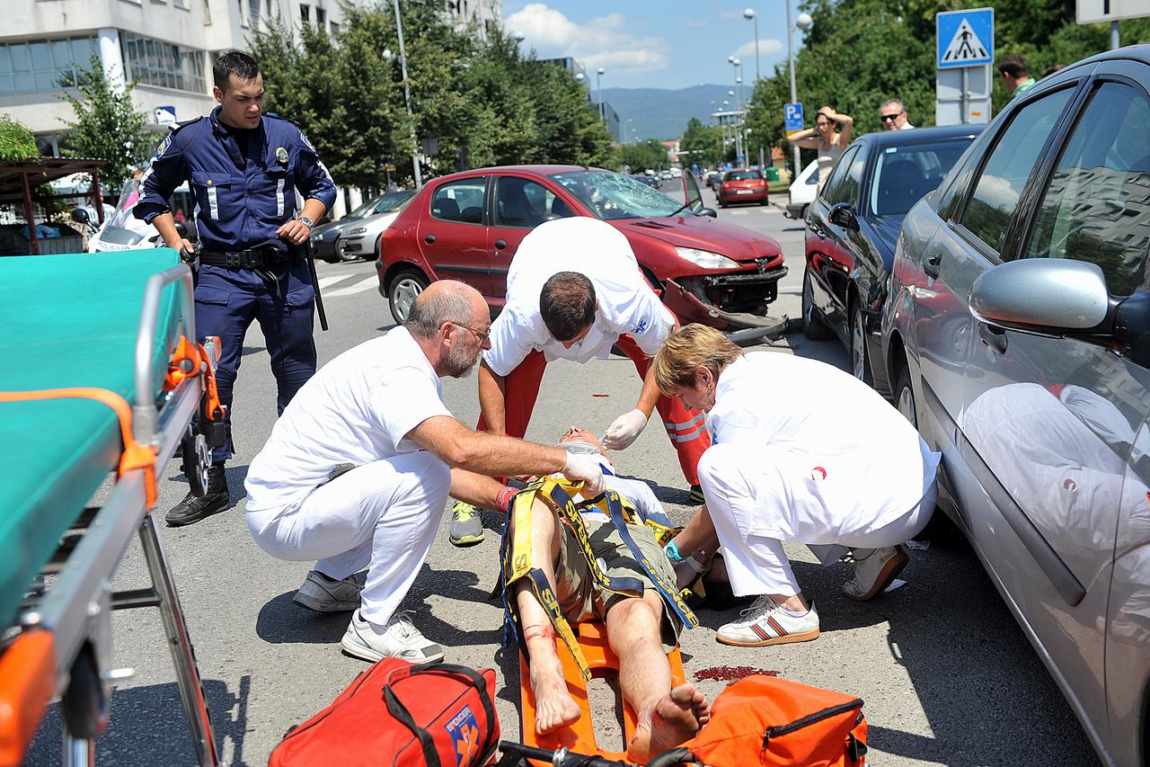 12.07.2011., Hitna pomoc, Heinzelova, Zagreb - Ekipa 2 Hitne pomoci: dr. Jadranka Kolas, tehnicar Dalibor Beric i vozac Miroslav Kudrna na intervenciji u Miramarskoj ulici gdje su se sudarili biciklist i automobil Peugeot 207. Biciklist je udario glavom u