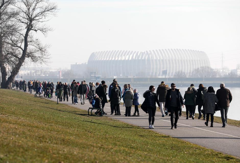 Zagreb: Šetnica uz jezero Jarun puna je ljudi koji uživaju u sunčanom danu