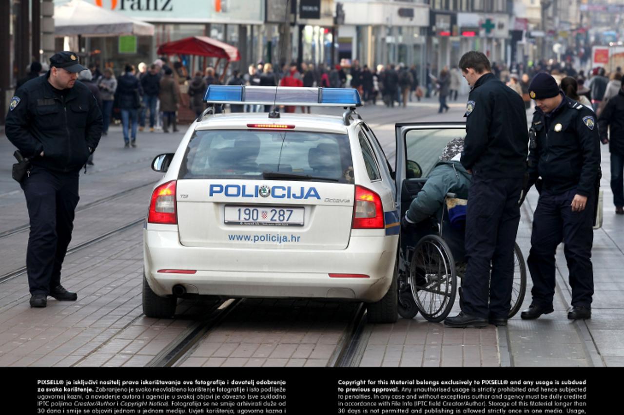 '09.01.2013., Zagreb - Nekoliko policajaca s dva vozila priveli su danas oko podneva u Ilici najmanje dvoje prosjaka. Photo: Patrik Macek/PIXSELL'