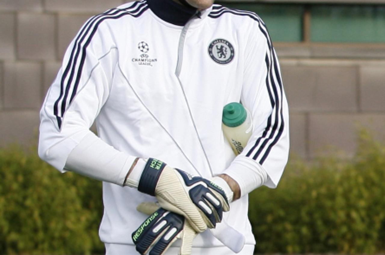 'Chelsea\'s Czech Republic footballer Petr Cech participates in training during a Chelsea training session on the eve of their Champions League Group D match against Atletico Madrid in Cobham in Surre