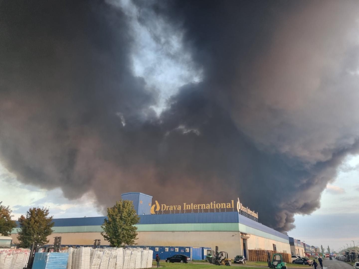 Na terenu su javne vatrogasne postrojbe Osijeka i Belog Manastira te čak 21 Dobrovoljno vatrogasno društvo, s područja Osijeka i okolice.