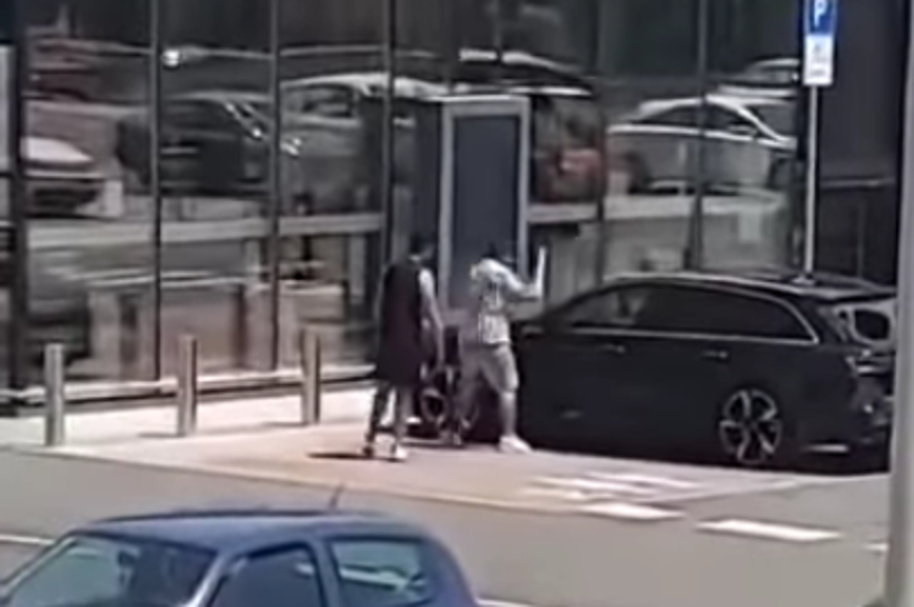 Muškarac palicom razbijao automobil