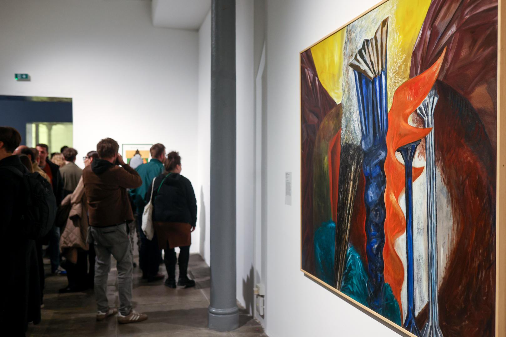 Izložba "Nebo se okreće" izdvaja nesvjesno kao neiscrpnu temu umjetničkog istraživanja, a predstavljene radove, nastale od četrdesetih godina 20. stoljeća do danas, povezuju određene strukturalne sastavnice nadrealizma