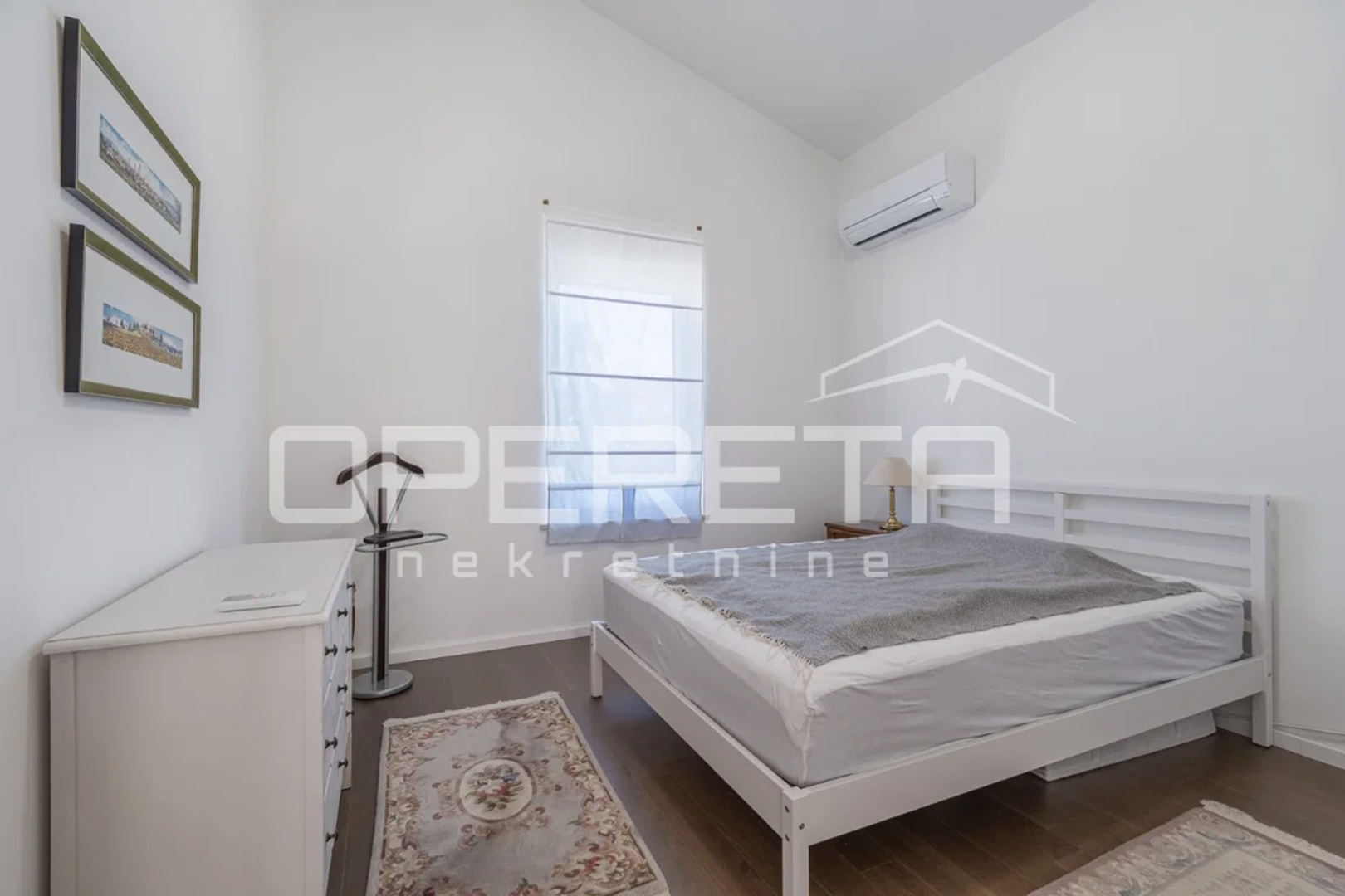 Desna strana kuće rezervirana je za tri udobne spavaće sobe i dvije moderno uređene kupaonice, pri čemu obje kupaonice imaju podno grijanje. 