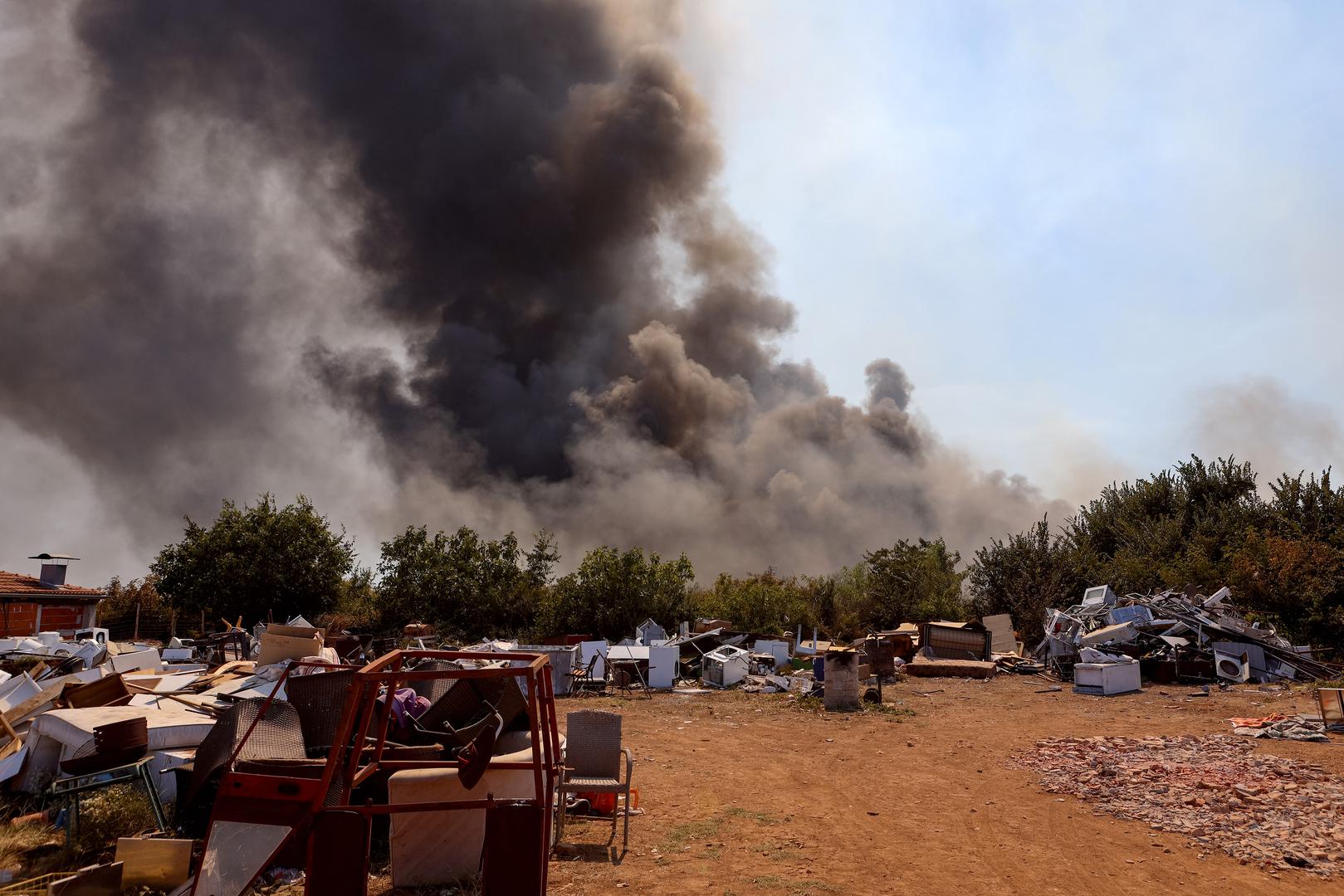 30.07.2024., Smokovic - Veliki pozar u Smokovicu nedale Zemunika zahvatio je i parkirana vozila. Vatrogasci se vore s vatrom. Photo: Sime Zelic/PIXSELL