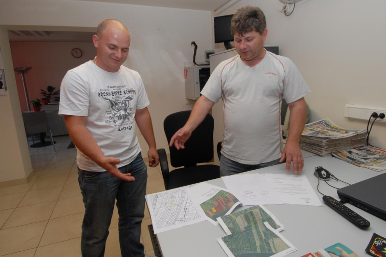 \'24.05.2011., Bjelovar - Otac Nenad Spiranec (D)  i sin Domagoj (L) dosli su u bjelovarsko dopisnistvo Vecernjeg lista ispricati spor oko zemlje u Velikoj Pisanici. Premda zive u Zagrebu zeljeli su n