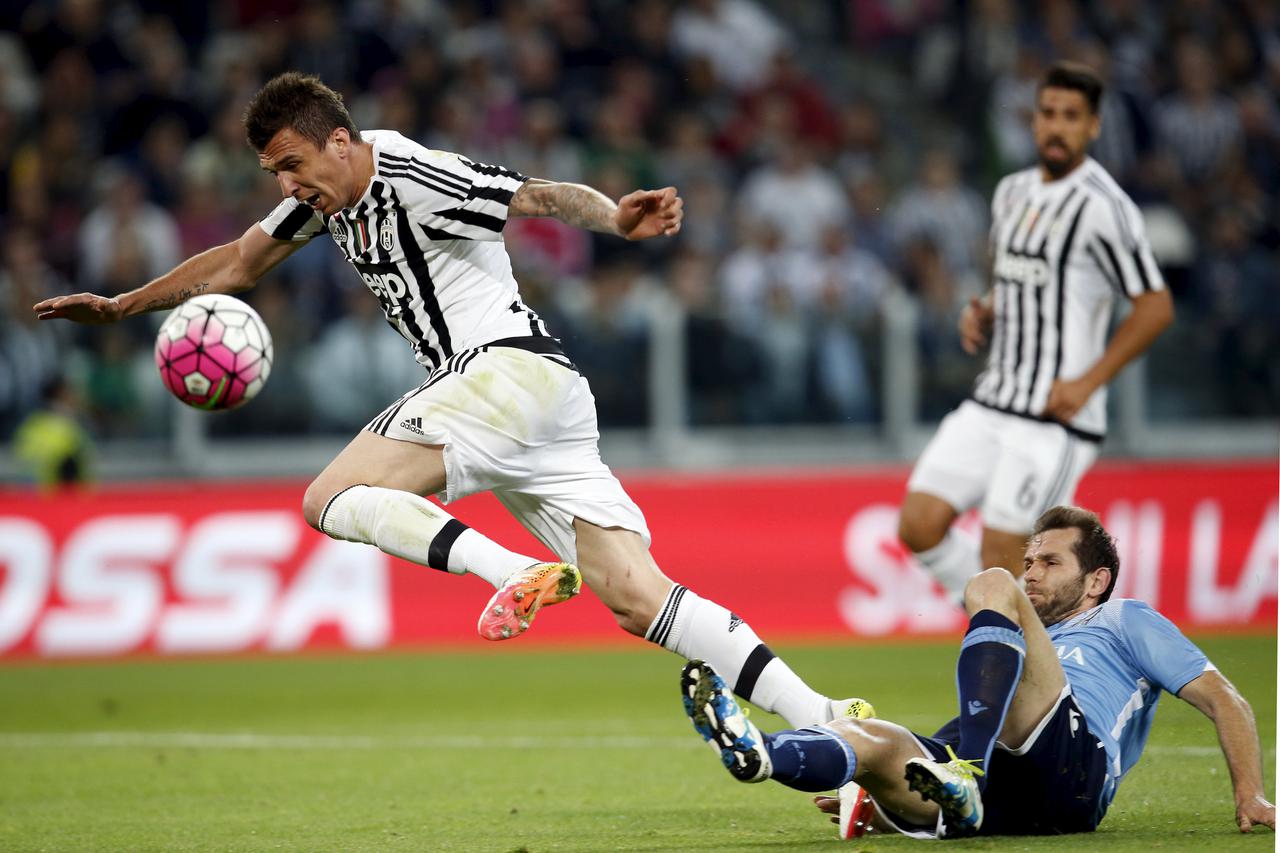 Football Soccer - Juventus v Lazio  - Juventus  stadium, Turin  Italy- 20/04/16  -  Juventus' Mario Mandzukic in action against Senad Lulic  of Lazio.  REUTERS/Alessandro Garofalo  Picture Supplied by Action Images