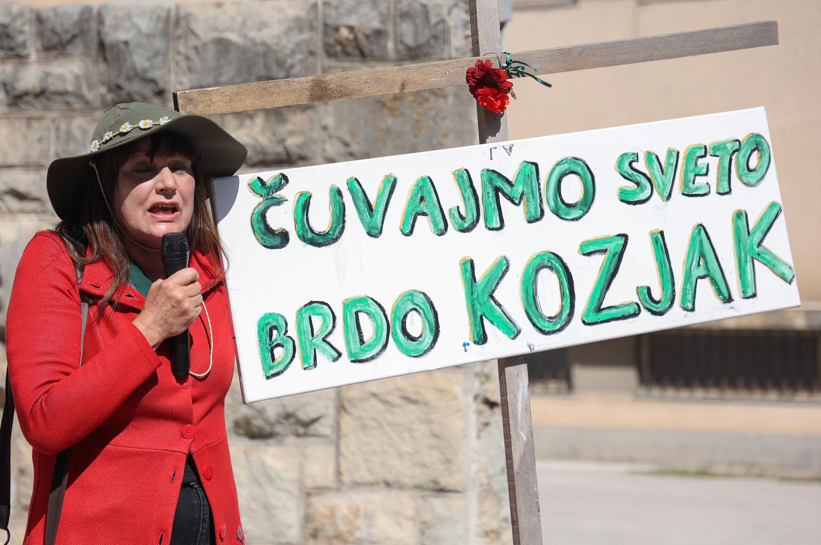 04.04.2024., Kastela - Ispred zgrade opcine u Kastel Sucurcu mirni prosvjed protiv izgradnje tunela Kozjak. Photo: Ivana Ivanovic/PIXSELL