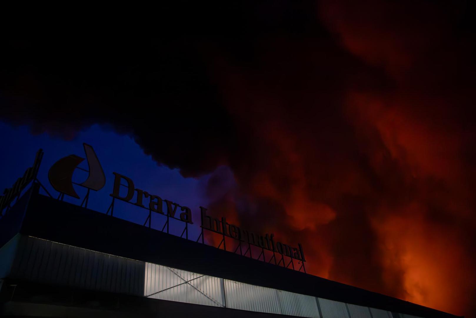 04.10.2022., Osijek - U pogonu osjecke tvrtke "Drava international" kod prigradskog naselja Brijest u srijedu poslije ponoci doslo je do pozara uskladistene plastike na otvorenom prostoru Photo: Borna Jaksic/PIXSELL