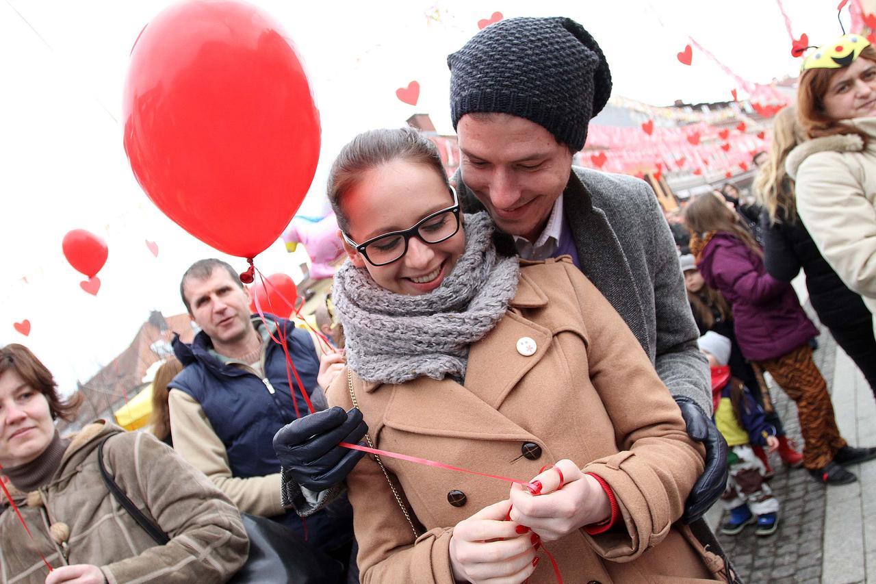 14.02.2015., Cakovec - Povodom Valentinova u zrak je pusteno 99 crvenih balona u obliku srca. Photo: Vjeran Zganec Rogulja/PIXSELL