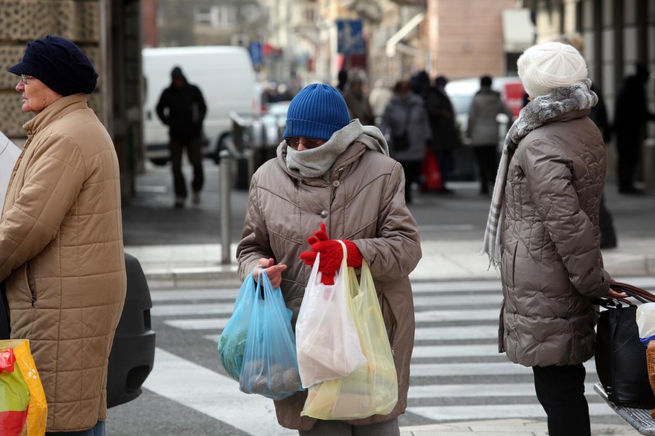 Rijeka: Građani se toplom zimskom odjećom zaštitili od niskih temperatura
