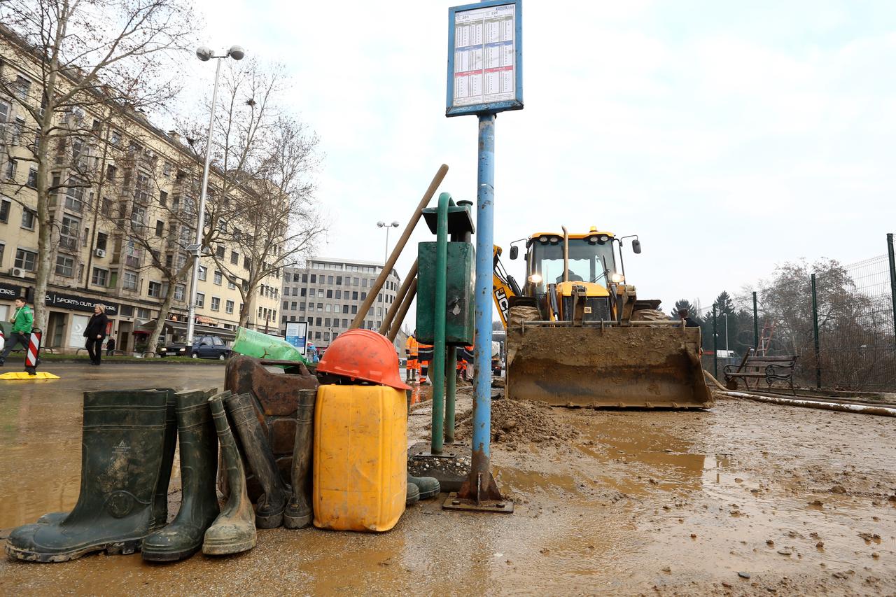 Sanacija nakon puknuća glavne vodovodne cijevi na Donjim Sveticama