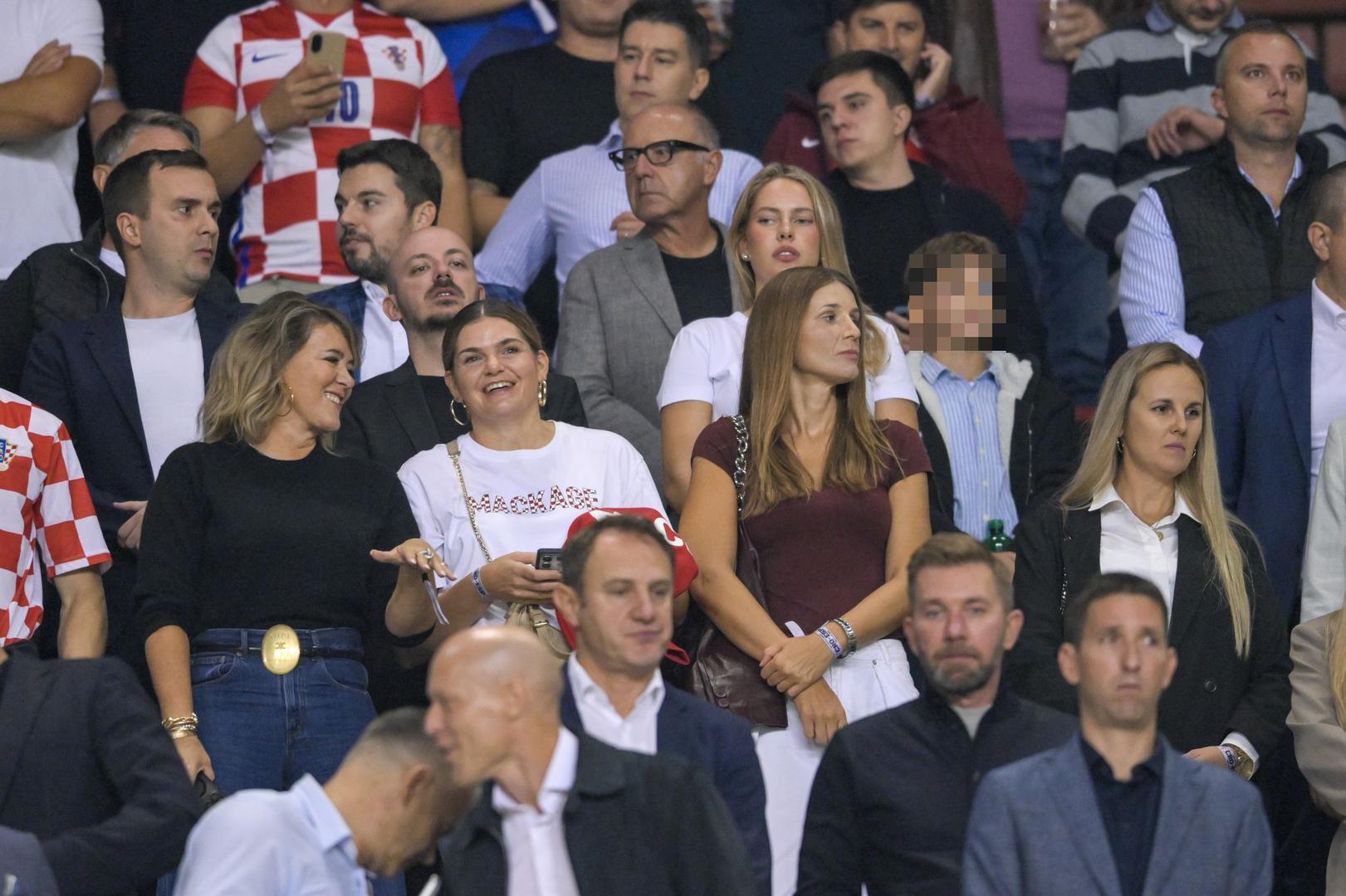 Budući da se vrlo rijetko pojavljuje u javnosti, svaki njezin dolazak na ovakva velika događanja brzo privuče pozornost fotografa.
