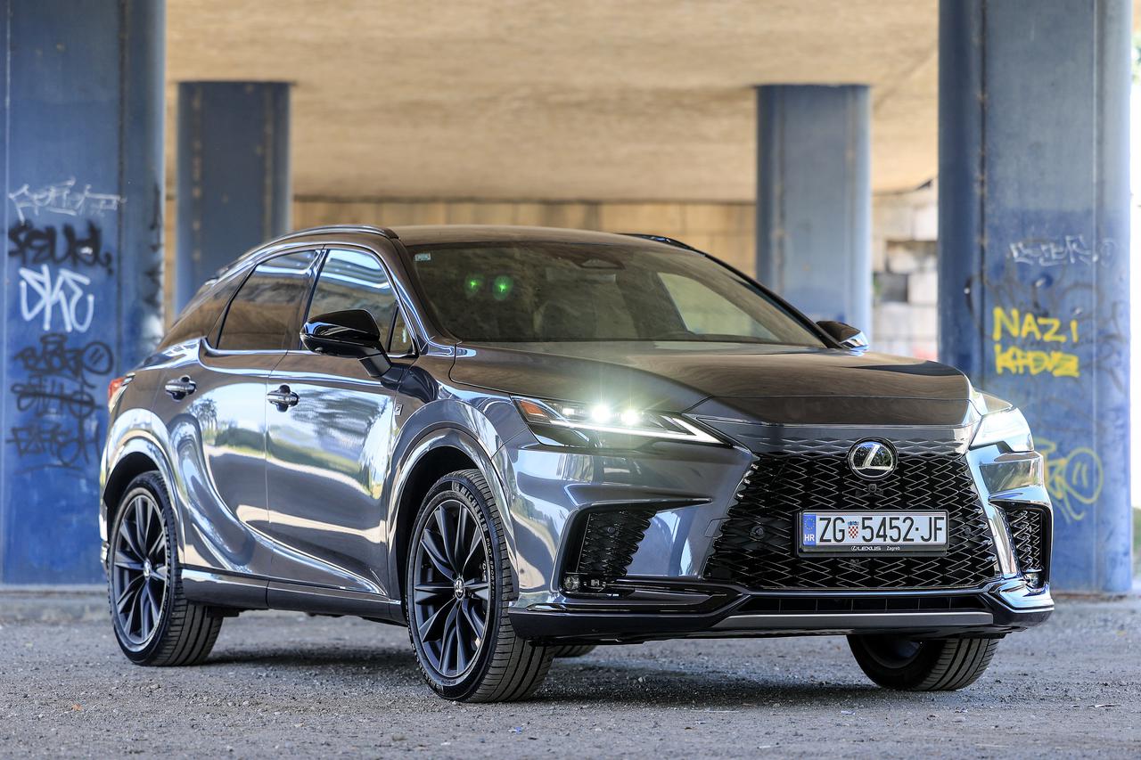 Zagreb: Automobil Lexus RX500 H