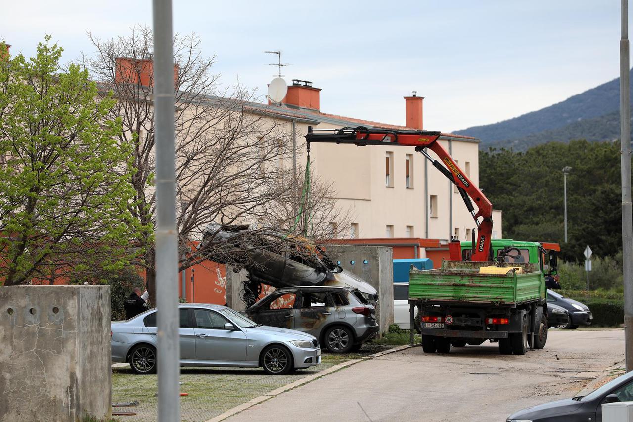 Cres: Očevid policije na mjestu gdje su zapaljena tri vozila
