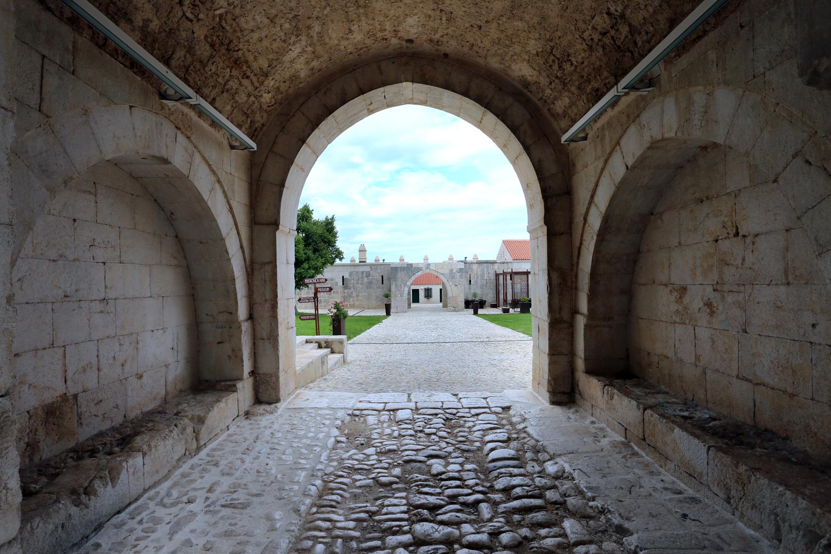 16.06.2018., Pakostane - Han Jusufa Maskovica u Vrani je izgradjen u 17. stoljecu i sluzio je kao svratiste, odmoriste i rezidencija. Maskovica han, povrsine vece od 2000 cetvornih metara, najveci je spomenik turskoga graditeljstva u Hrvatskoj i najzapadnija gradjevina islamske arhitekture na tlu nekadasnjeg turskog carstva. Photo: Dusko Jaramaz/PIXSELL 