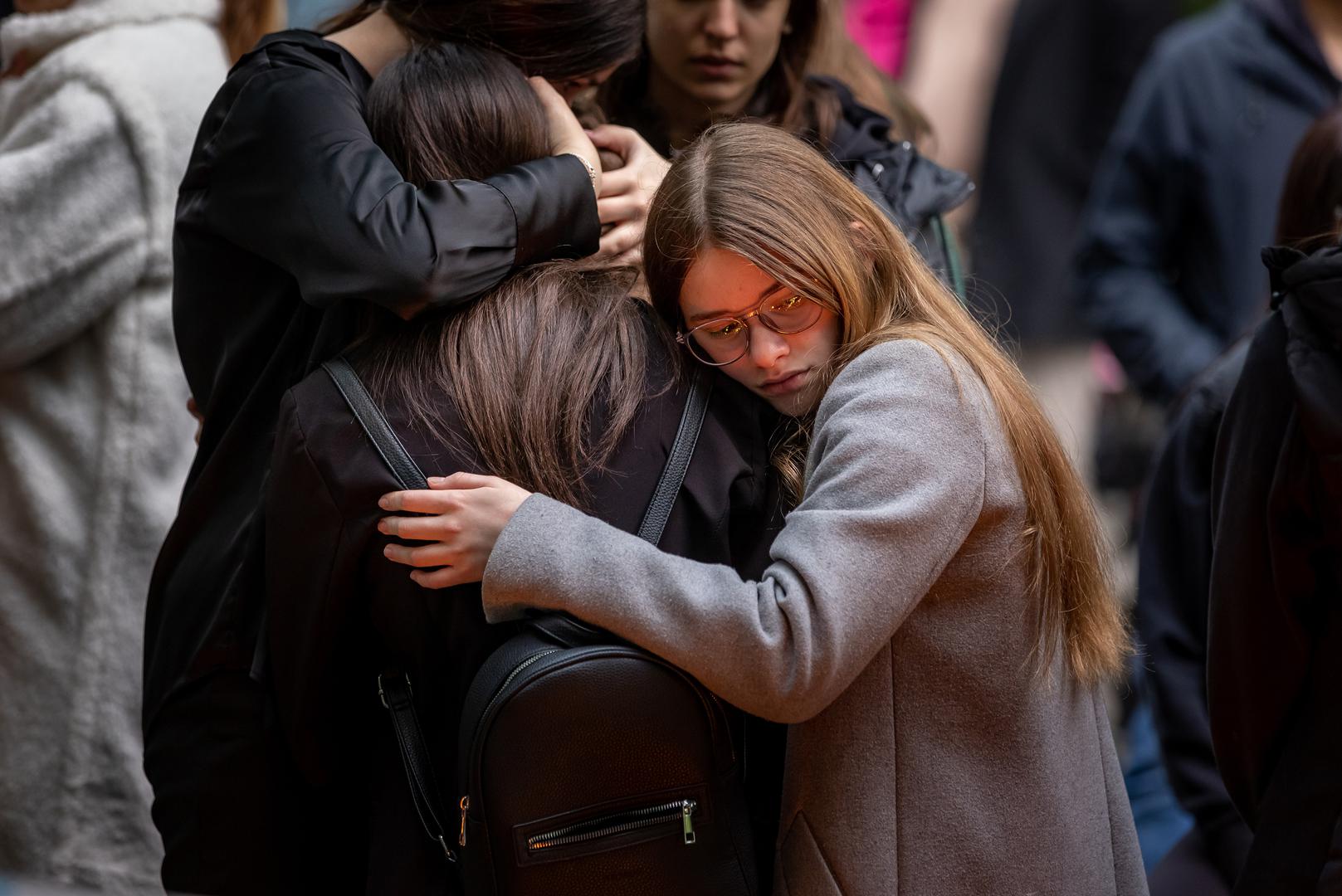 04.05.2023., Beograd, Srbija - U vecernjim satima i dalje dolazi veliki broj ljudi kako bi zapalili svijecu i polozili cvijece u znak sjecanja na stradale. Photo: Davor Javorovic/PIXSELL