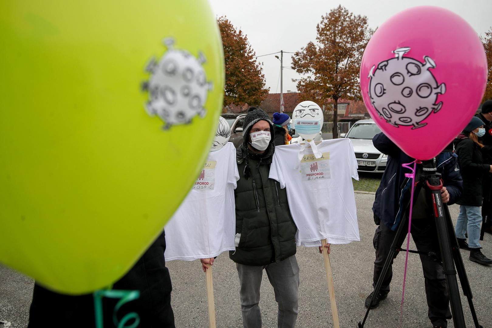 25.11.2020.,  Zagreb  - Sindikat zaposlenika u hrvatskom skolstvu Preporod odrzalo je ispred Ministarstva znanosti i obrazovanja prosvjed pod nazivom: Korona skola (Paralelna nastava, refundacija troskova, placa za vrijeme bolovanja i manjak spremacica). Photo: Igor Kralj/PIXSELL