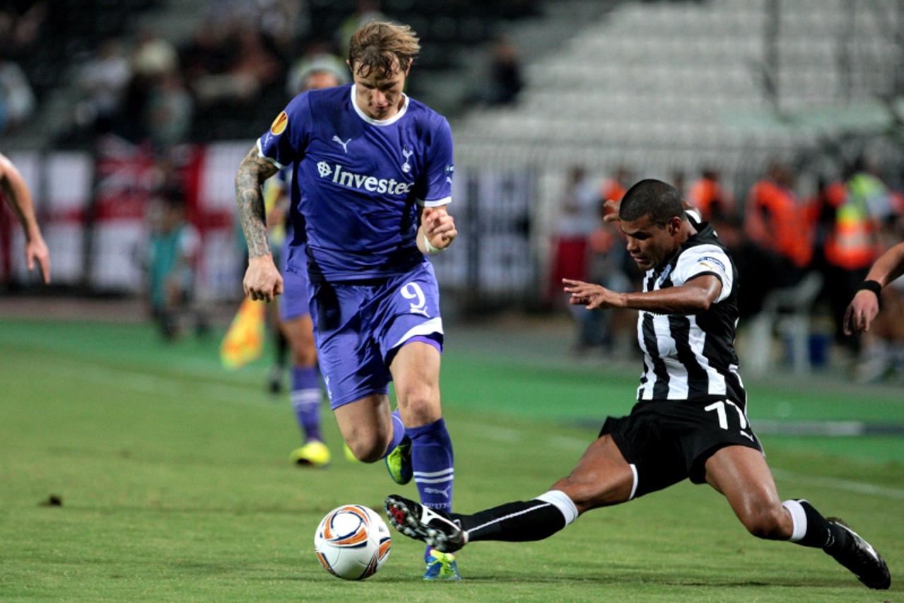 \'Totenham\' s Roman Pavlyuchenko (L ) vies for the ball against Paok Thessaloniki\'s Etto (R )  during their Group A Europa League football match at the Toumbas stadium in Thessaloniki on September 1