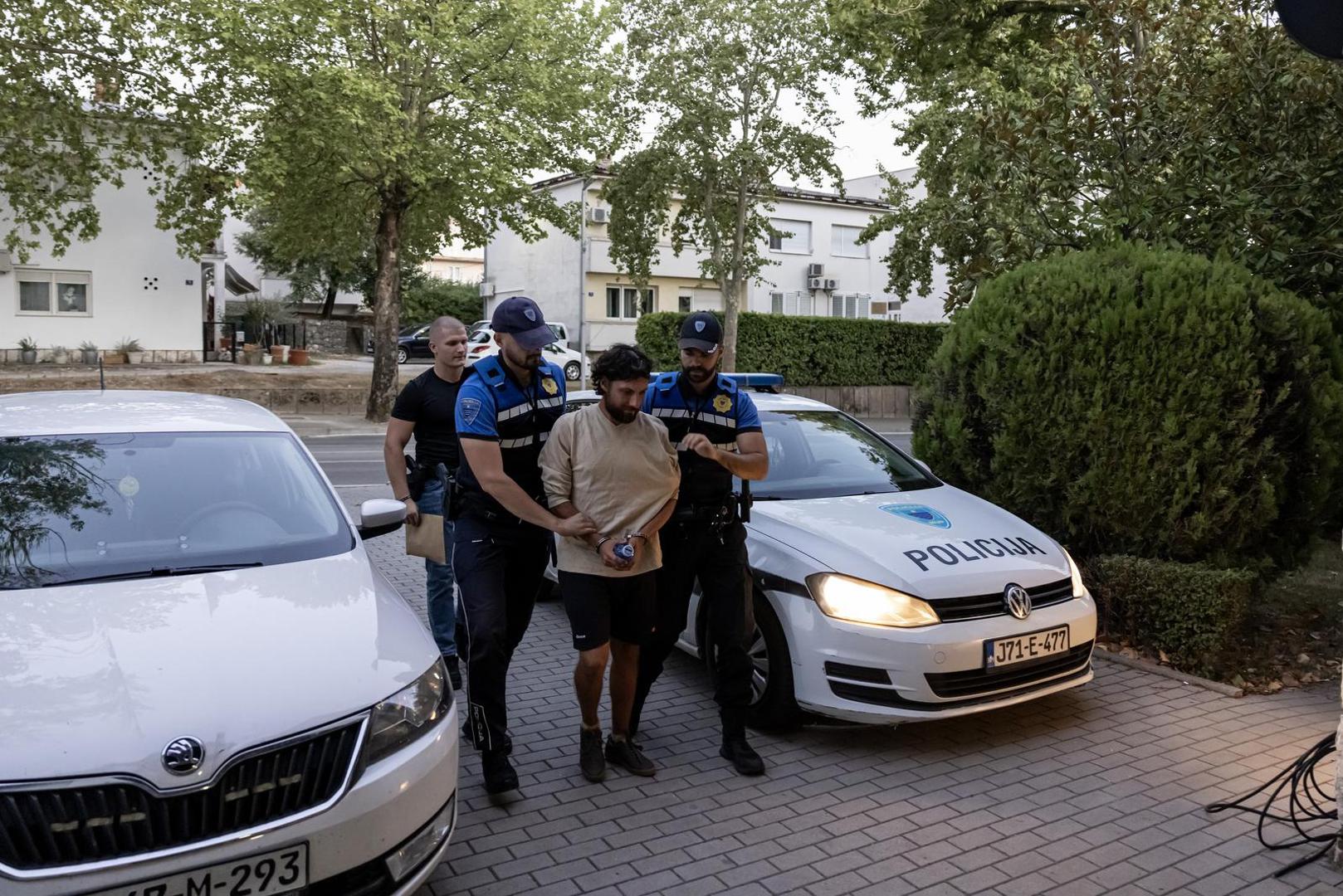 Skrnavljenje vjerskih simbola i mjesta molitve izazvalo je brojne osude u Bosni i Hercegovini.