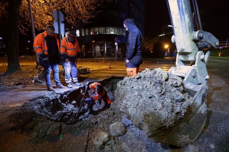 Zagreb: Na križanju Koranske i Koturaške puknuo lokalni vodovod, u Savskoj se voda izlila iz magistralnog voda 