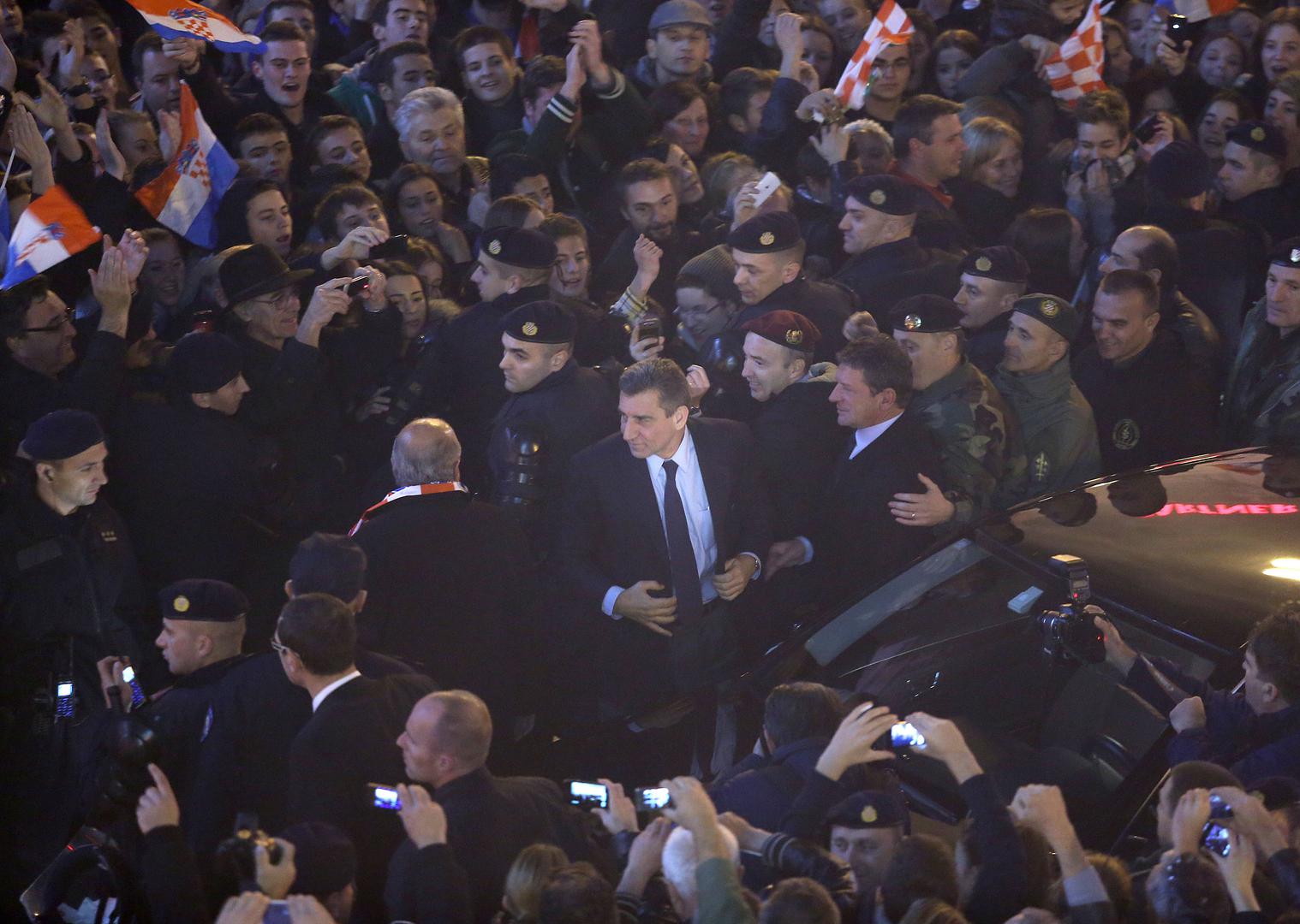 Tisuće ljudi molile su i pratilo presudu, a najemotivnije reakcije bile su u Pakoštanima i Đurđevcu, rodnim mjestima Gotovine i Markača.