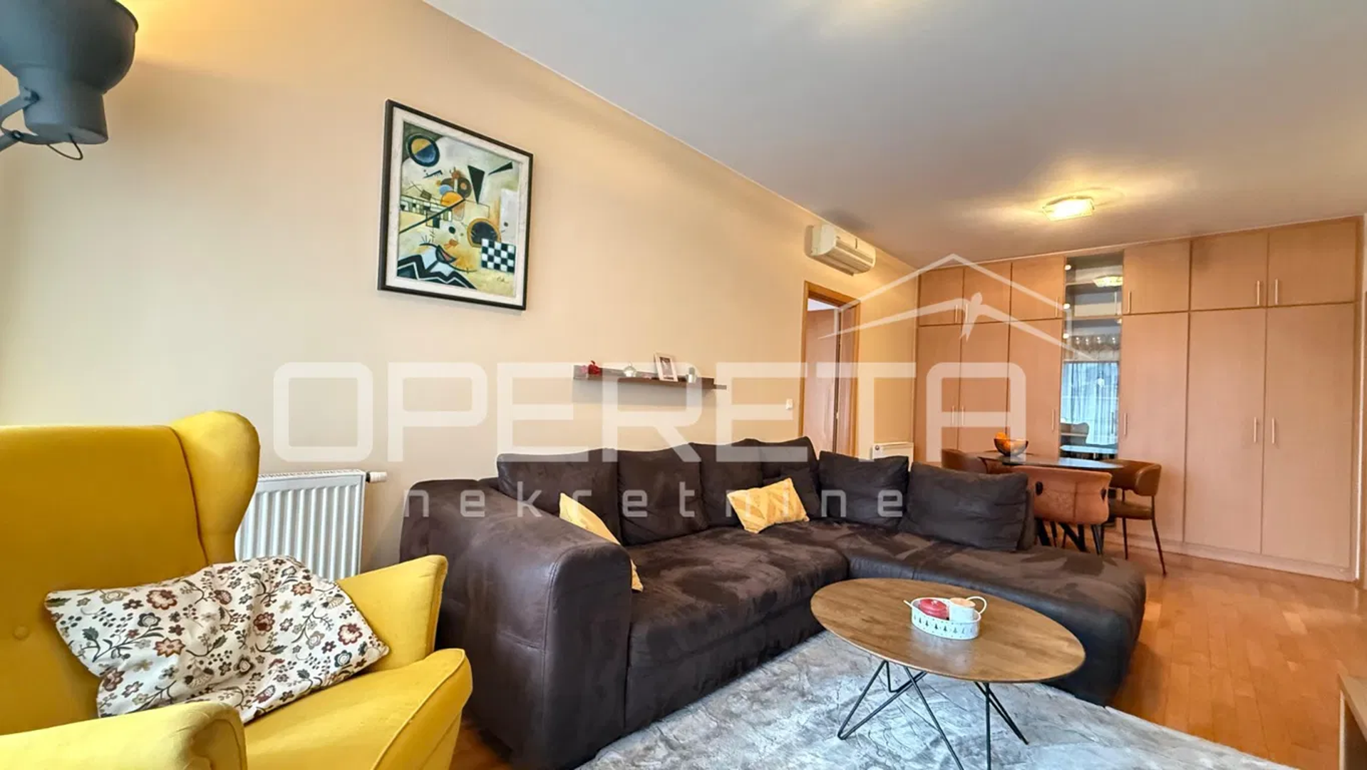 U Zagorskoj ulici na Trešnjevki za 295.000 eura prodaje se dvosoban stan od 69 četvornih metara.